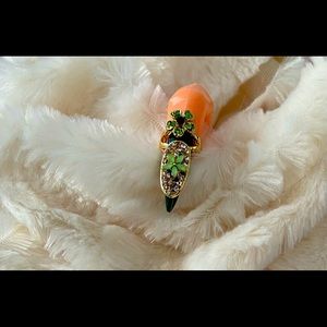 Beautiful costume nail jewelry. Enhance your manicure . Many to choose from.